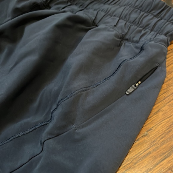 Lululemon size 4 navy running shorts like new - Picture 4 of 4